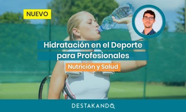 persona bebiendo agua hidratandose